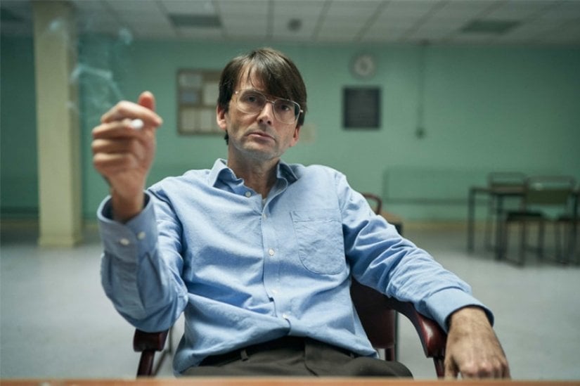 Cinayetler: 15    İngiltere’de 15 erkeği öldüren Dennis Nilsen, İngiltere’nin en büyük seri katillerinden biridir. Oldukça sorunlu bir çocukluk ve gençlik geçiren Nilsen, eşcinsel olmanın getirdiği zorluklarla da boğuşuyordu. Genellikle yalnız olan Nilsen tam bu yalnızlıktan kurtulmak için cinayetler işlemeye başladı.    Nilsen’in sorunların en önemli sebeplerinden biri ise çocukken yaşadığı cinsel istismar olarak gösteriliyor. Hayatında pek bir heyecan olmayan ve yalnız olan Nilsen 1978 yılında genç erkekleri öldürmeye başladı. Nilsen’in bu “macerası” ise 14 yaşındaki Stephen Holmes ile bir barda tanışmasıyla başlıyor. Barda alkol almaya çalışan Holmes’ü evine davet eden Nilsen, gencin 17 yaşında olduğunu sanıyordu.    Beraber bir gece geçirdikten sonra Holmes’ün kendisini terk edip gideceğinden korkan Nilsen, uyuyan genci boğarak öldürmüştü. Bu noktadan sonra Nilsen, 1983 yılına kadar 15 erkeği evine davet edip öldürdü ve cesetlerini saklamaya devam etti. Ta ki cesetlerin vücutları inanılmaz bir koku yaymaya başlayana kadar.    Daha sonra cesetleri yakarak ve parçalayıp tuvalete atarak kurtulmaya çalışan Nilsen başarısız oldu. 1983 yılında tıkanan tuvalet boruları ve koku üzerine komşuları polise şikayette bulundu. Bu şikayet üzerine Dennis Nilsen yakalandı ve ömür boyu hapis cezası aldı. 2018 yılında ise cezasını çekerken hayatını kaybetti.