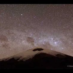 Ekvador'daki Cotopaxi Yanardağı'nın Üzerinde Bulutlar ve Yıldızlar