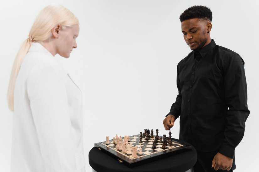 Satranç oynayan iki kişi