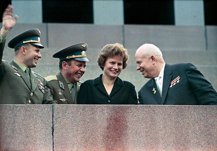 Valentina Tereşkova, Gagarin ve Kruschev, Rus uzay aracı Vostok-5 ve Vostok-6'nın başarılı uçuşunu kutlarken.