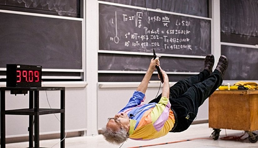 Walter Lewin, son dersi için hazırladığı gösterisinde, bir sarkacın salınım periyodunun kütlesine bakılmaksızın sabit kaldığını gösteriyor.