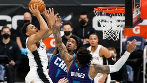 Hornets Edge Spurs 117-116 To End Losing Streak