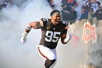 NFL Week 17 scores, news, live updates: Myles Garrett looks to break NFL sack record, Steelers without star WR DK Metcalf