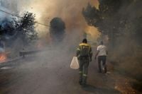 TRT Global - Spanish PM: 'Difficult hours' left in wildfire fight as heatwave kills over 1,100