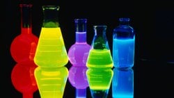 Kemilüminesans Tepkimesi Nedir? Kimyasal Tepkimeler Sonucu Işık Emisyonu Nasıl Gerçekleşir?