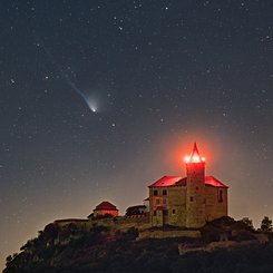 Kunetice Kalesi üzerinde Olbers Kuyruklu Yıldızı