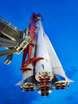 Neden uzay roketlerini Burj Khalifa gibi yüksek yerlerden fırlatmak yerine çukurlardan fırlatıyoruz daha yüksekten fırlatırsak daha az yakıt olmaz mı?