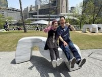 「カッコええ」連発　東野幸治＆久本雅美が“大阪の新しい景色”をバックに貴重2ショット：山陽新聞デジタル｜さんデジ