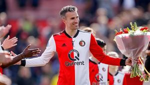 Van Persie Joins Feyenoord, Leaving Heerenveen Staff Behind