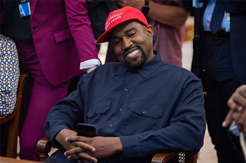 Kanye West, 2020 ABD başkanlık seçimlerinde tekrar hastalığı ile gündeme gelmişti. Fakat 2009 yılında da özellikle MTV Müzik Ödülleri sırasında Kanye West’in garip bir dönemden geçtiği hissediliyordu. 2016 yılında ise kariyerinin getirdiği “yorgunluk” hissi nedeniyle Kanye hastaneye yatmıştı.    Daha sonra 2018 yılında çıkan albümünde ünlü sanatçı bipolar bozukluğuna birçok referansta bulunmaya başladı. Son olarak Kanye, 2017 yılında bipolar teşhisi konulduğunu ve yoğun bir paranoya yaşadığını açıklamıştı.