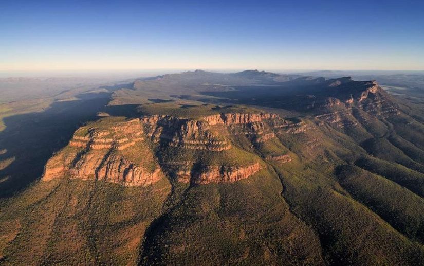 Wilpena Pound, bir dağ sırtı ile çevrelenmiş devasa bir tabakanın açığa çıktığı muhteşem bir platodur.