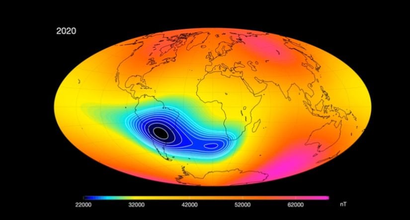 ESA'nın SWARM misyonu kapsamında elde edilen manyetik alan yoğunluğu(nT) verileri ile oluşturulmuş görsel. Güney Amerika'dan Güney Afrika'ya uzanan renkli bölge, manyetik alan yoğunluğunun zayıf olduğu dolayısıyla yüklü parçacıkların yüzeye normalden daha fazla yaklaşabildiği Güney Atlantik Anomalisi bölgesidir.