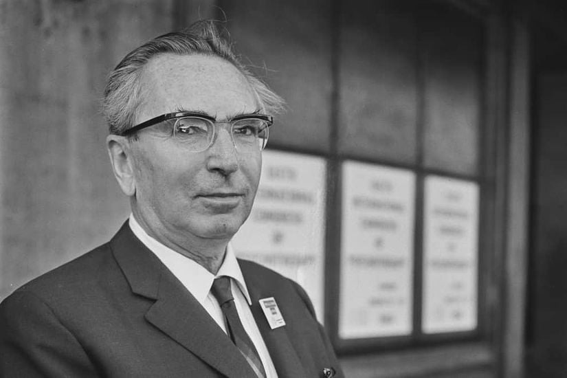 Viktor Frankl (1905-1997), varoluşçu ve insancıl psikolojiyi harmanlayarak Logoterapi'yi kurdu