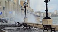 Maltempo in Puglia, ancora venti di burrasca. E a Lecce cadono le insegne luminose del comando dei vigili urbani