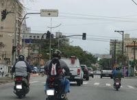Campanha alerta motociclistas em Santos durante o Maio Amarelo