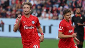 Leverkusen Beats Kiel 2-0 To Keep Title Hopes Alive