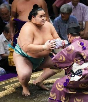 Japan Sumo Association Reduces Prize Money Cash Amount