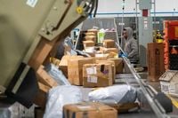 Mail Carriers Pause US Deliveries as Tariff Shift Sows Confusion