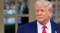 Trump si congratula con papa Leone XIV: “Un onore sia americano”. Ma la base Maga si spacca