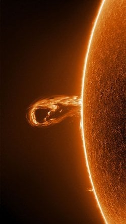 Karadelikler sapan etkisi ile parçalanabilir mi?