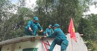 Dân quân xã A Vương góp công xóa nhà tạm