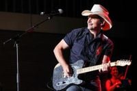 Brad Paisley will return to Illinois State Fair