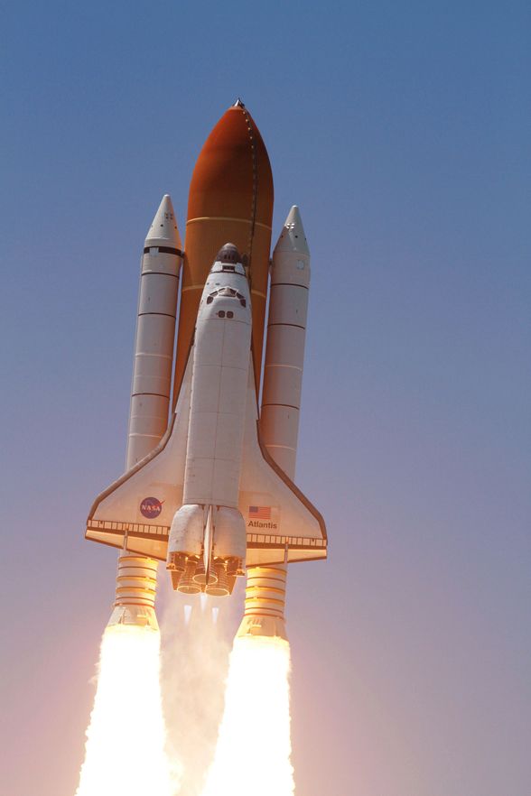 Uzay Mekiği Atlantis bir görev için ISS'ye fırlatılırken görülüyor. Mekik, Dünya'nın yerçekimsel alanını terk etmeyeceği için fırlatılışta kurtulma hızına ulaşması gerekmez.