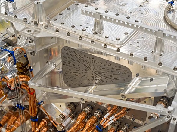 Kasa plakası, 3 Mayıs 2024'te NASA'nın Europa Clipper uzay aracına takıldıktan sonra birkaç vidayla yerinde tutulduğu şekilde gösteriliyor. Plaka, yaklaşık 1 milimetre kalınlığında, yaklaşık 7 inç yüksekliğinde ve 11 inç genişliğinde (18 x 28 santimetre) tantal metalden yapılmış. Europa Clipper'ın elektronik aksamını Jüpiter'in zararlı radyasyonundan koruyacak yapının bir parçası. Kasa plakasının dışa bakan tarafına 104 dilde "su" kelimesi için dalga biçimleri kazınmış. Dalga biçimleri, tasarımın ortasındaki dairesel bir sembolden uzanıyor ve bu sembol, Amerikan İşaret Dilinde "su" için söylenmeyen kelimeyi temsil ediyor.