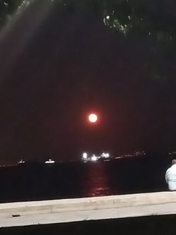 Ay neden kırmızı görünüyor?