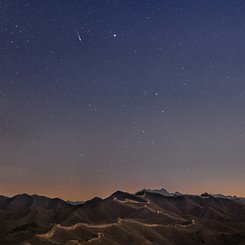  Comet Lovejoy over the Great Wall 