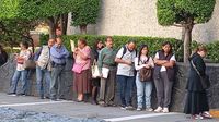 Arranca cobro de la Pensión del Bienestar tras retrasos; se registran largas filas en sucursales del Banco del Bienestar