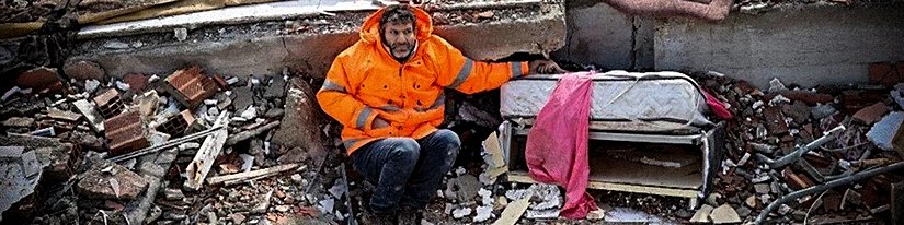 Ölen kızının elini bırakmayan baba. 6 Şubat depreminde çekilmiş bir fotoğraf.