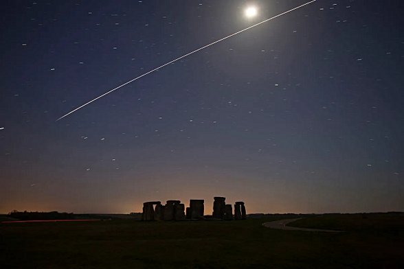 Stonehenge semalarında Uluslararası Uzay İstasyonu geçişi. ISS yüksek parlaklığı ile amatör astrofotoğrafçıların ve gözlemcilerin favori hedeflerinden birisidir.