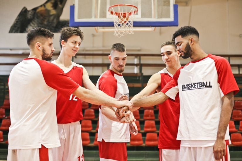 Basketbol oyuncuları boyları genellikle 2 metre ve üzeridir.