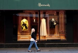 UK Retail Sales Slow As Shoppers Await Black Friday