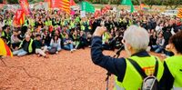 Cientos de trabajadores paralizan los accesos a la zona de empleados de PortAventura en el inicio de la huelga