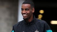 Alexander Isak arrives for Liverpool medical to seal £125m transfer