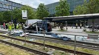 Unfall in München: Auto fährt in Haltestelle – Schwerverletzte | 95.5 Charivari