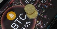 Bitcoin sập giá, hơn 9 tỉ USD bị thổi bay sau đòn thuế của ông Trump