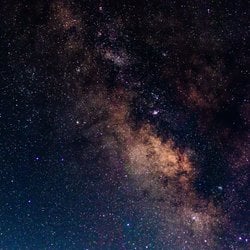Kütlesiz parçacıkların ışık hızıyla (c) yayılmasına simetrik bir karşıtlık olarak; karanlık maddenin 'yavaş' yapısı evrensel bir parametre olarak modellenebilir mi?