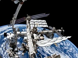 Işık kirliliğinin olmadığı yerde görülen galaksi ve yıldızlar neden uzaydan bakıldığında görülmüyor?