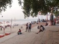 यूपी के 21 जिलों में बारिश का अलर्ट:  15 जिलों में पारा पहुंचा 40 डिग्री के पास पहुंचा; प्रयागराज रहा सबसे गर्म - Varanasi News