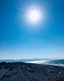 Güneş ışınları atmosfere çarptığında gökyüzü neden mavi ışığı yansıtır?