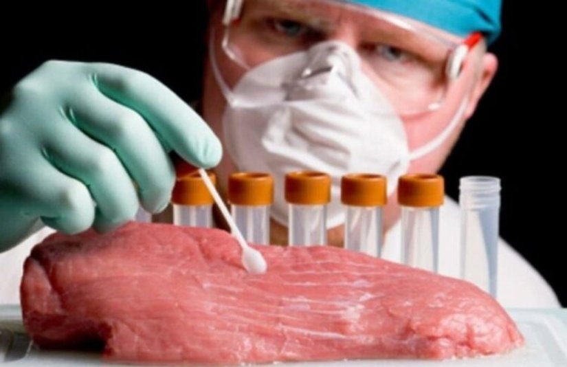 Laboratuvar ortamında üretilen et, klasik tarım yöntemlerinden farklı olarak kontrollü ve steril ortamlarda üretilir. Bunun avantajı, daha hijyenik ve kontrollü bir üretim süreci sunmasıdır ancak aynı zamanda maliyetli ve henüz tam olarak kabul görmemiş bir yöntemdir. Sonuç olarak, laboratuvar ortamında üretilen etin sağlıklılığı konusunda kesin bir yargı yapmak zordur. Öte yandan kimi olası dezavantajları yine de şu şekilde sıralanabilir:    Et üretimine odaklanan hayvancılık sektöründe çalışan büyük bir kesim, bu gibi bir yapay çözümle işsiz kalabilir.  Alışkın olduğumuz et tadına benzerlik göstermesi özellikle ilk aşamada beklenen gelişmeler arasında değil.  Yapay etin insan vücudunda ne gibi bir etkileşime sebep olabileceği bilinmiyor. Bu noktada kısa vadeli araştırmalar yapılıyor olsa da uzun dönemde hangi etkilerin meydana çıkacağı konusu henüz netleşmiş değil.  Normal üretim yöntemlerine oranla çok daha pahalı bir işlem olduğu söylenebilir.  Kas hücrelerinden oluşan yapay et, alışkın olunan sulu lezzete sahip olmayacak. Şu anki aşamada ette herhangi bir yağ hücresi bulunmadığı için kuru bir görüntü ve tada sahip olacağı biliniyor.  Bahsedilen dezavantajların bir kısmı yapılacak çalışmalar sonucunda ortadan kaldırılabilir sorunlar. Öte yandan özellikle uzun vadede insan sağlığı üzerindeki etkisi konusunda herhangi net bir bilginin olmayışı, pek çok kişiyi yapay et nedir sorusu sorulduğunda dahi ürkütüyor. Fakat yapılan bir çalışmaya göre çok yakın bir tarihte olmasa da 3 – 5 sene içinde et piyasasının yarısından çoğunun yapay olacağı konusunda bir görüş de mevcut.