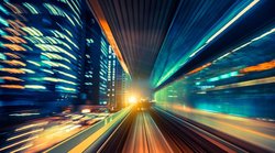 Işık hızında giderken gözümüz de ışık hızında gittiğinden gözümüze hiç ışık gelmemiş olmaz mı? ışık hızında arkamıza baktığımızda siyah mı görürüz?