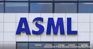 ASML NV Stock Declines Ahead Of Key Q4 Earnings Report