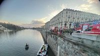 Torino, Pullman turistico cade nel Po in piazza Vittorio. Muore l'autista solo a bordo: probabile malore durante la retromarcia. Tre donne leggermente ferite