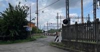 Sbarre danneggiate al passaggio a livello di Mortara.  Ritardi sulla Pavia-Vercelli