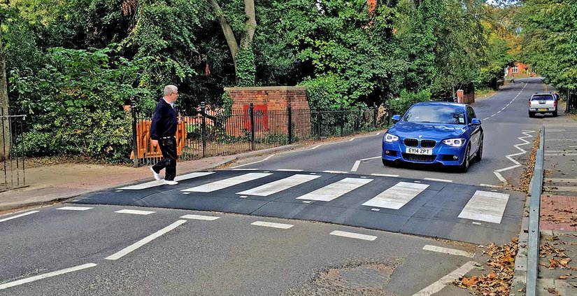 Birleşik Krallık'ta bulunan ve üzerinde bir yaya geçidi bulunan platformlu kasis