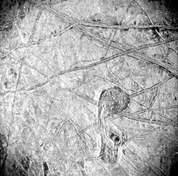 Çarpıcı Juno yakın çekimi, Europa'nın buzlu kabuğunu net bir görünüme kavuşturuyor.